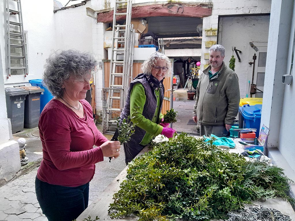 Idsteiner WählerGemeinschaft (IWG) schmückt den Löwenbrunnen zu Ostern