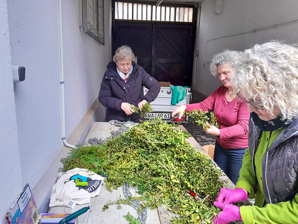 Idsteiner WählerGemeinschaft (IWG) schmückt den Löwenbrunnen zu Ostern