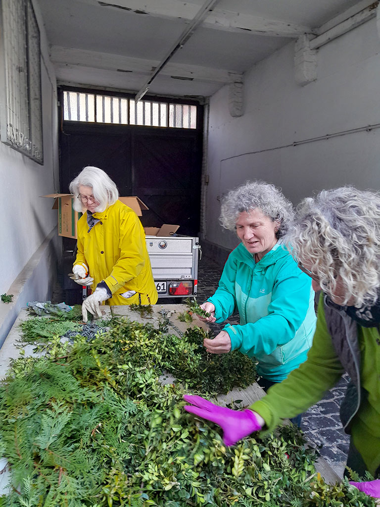 Idsteiner WählerGemeinschaft (IWG) schmückt den Löwenbrunnen zu Ostern