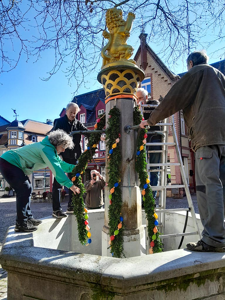Idsteiner WählerGemeinschaft (IWG) schmückt den Löwenbrunnen zu Ostern