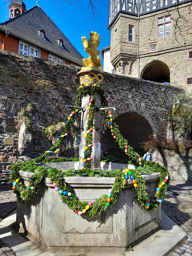 Idsteiner WählerGemeinschaft (IWG) schmückt den Löwenbrunnen zu Ostern
