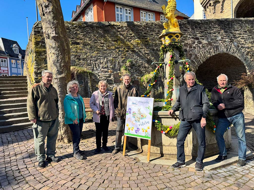 Idsteiner WählerGemeinschaft (IWG) schmückt den Löwenbrunnen zu Ostern